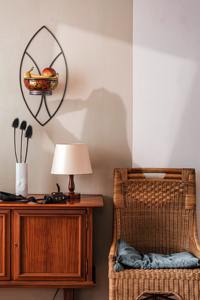 Macetero contemporáneo de metal plateado para montar en la pared, perfecto para exhibición en interiores, decoración de paredes de cafeterías y decoración del hogar, procedente de la India. - Product Image 2