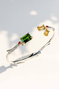 Brazalete de Plata de Ley con Ramas de Esmeralda, Diseño Artesanal Inspirado en la Naturaleza, Elegancia con un Rico Brillo Verde, Hecho a Mano, Atemporal - Product Image 3