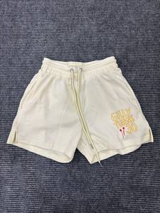 Shorts Bermuda en tissu beige clair pour homme avec logo brodé « Gilly Turns 30 » à l'avant, taille à cordon de serrage, style décontracté - Product Image 3