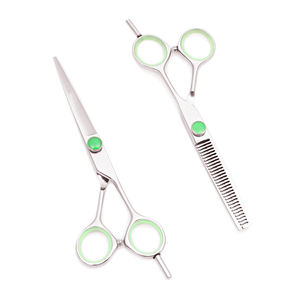 กรรไกรตัดผมสแตนเลส ปลายแหลม ใบมีดตรง อุปกรณ์เสริมสวยสำหรับร้านทำผม จากปากีสถาน - Product Image 6