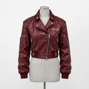 Blouson moto femme bordeaux en similicuir, coupe courte ajustée, poches asymétriques zippées, style moto, fabricant sur mesure en gros - Product Image 3