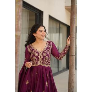 Precioso Vestido de Noche con Lentejuelas y Bordado Zari, Impresionante Diseño con Lentejuelas - Product Image 5