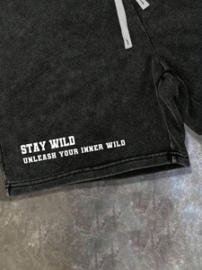 ชุดเซ็ตเสื้อยืดและกางเกงขาสั้นผ้าโพลีเอสเตอร์/คอตตอน ล้างสีแบบแอซิดวอช พิมพ์ลายโลโก้ด้านหน้าตามสั่งสำหรับผู้ชาย ชุดลำลองฤดูร้อนแบบสองชิ้น ยูนิเซ็กส์ - Product Image 3