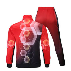 Conjunto Deportivo Premium para Maternidad Color Rojo Carmesí |   Chaqueta con Cierre y Pantalones Deportivos con Sublimación Hexagonal Obsidiana |   Gimnasio Deportivo Urbano - Product Image 2