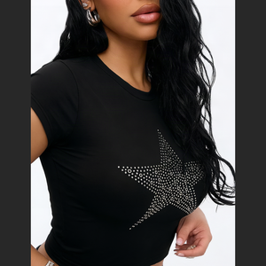 Crop top femme en coton extensible doux, coupe ajustée, style streetwear, avec logo en strass et imprimé étoiles, personnalisable en gros - Product Image 3