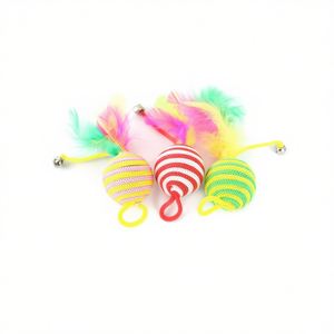 Juguete Esférico para Gatos Yommy de 4 cm con Plumas y Campana - Product Image 2