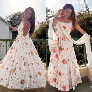 Ensemble de robe Anarkali élégante pour femme en soie froissée lourde brodée, avec travail de perles fait main, 4 mètres, sans manches, pour soirée - Product Image 4