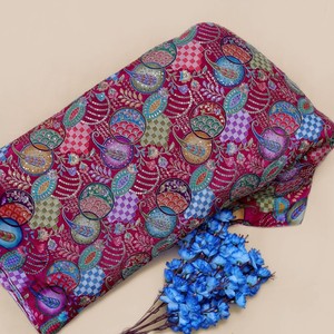 Tela AMBICA PRINT de crepé natural color rubí Rani con estampado floral a rayas y bordado colocado, con borde ornamental para prendas de vestir - Product Image 1