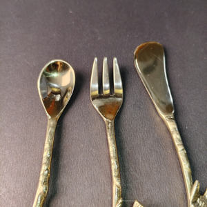 Ensemble décoratif d'apéritif en or à 3 pièces avec oiseau sur branche, comprenant une petite cuillère, une fourchette à trois branches et un épandeur arrondi. Durable - Product Image 4