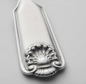 Elegante Juego de Cubiertos Metálicos con Diseño de Concha en el Mango, Acabado Espejo, Apto para Lavavajillas, para Bodas - Product Image 3