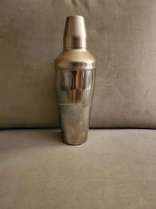 Shaker à cocktail en acier inoxydable avec finition argentée parfait pour un accessoire de bar élégant et un mélange élégant de boissons - Product Image 5