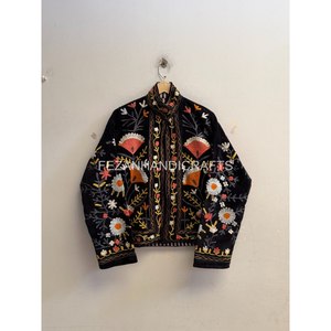Veste courte en laine noire à col montant, brodée à la main de fleurs Suzani, style bohème - Product Image 1