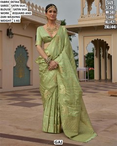 Sari de Seda Satinada Verde con Blusa con Tejido Zari, Traje Tradicional Indio para Bodas, Largo hasta el Suelo, Corte Regular para Mujer - Product Image 1