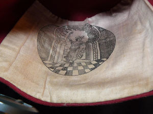 หมวกเฟซสีแดงเบอร์กันดีสำหรับฟรีเมสัน พร้อมพู่ห้อย หมวกฟรีเมสันคุณภาพสูงสั่งทำได้ ขายดีที่สุด - Product Image 4