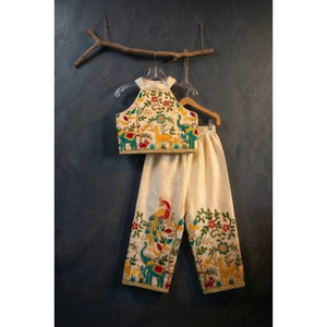 Conjunto étnico sin mangas para niños en algodón khadi con top corto con cuello halter y bordado floral y dori, y pantalón largo. - Product Image 2