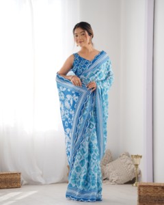 Sari de chinnon pesado con estampado digital azul y diseño floral para mujer, ideal para bodas, con hermoso trabajo de estampado y espejos estilo Kutchi. - Product Image 3