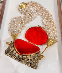 Mini pochette en laiton Kundan dorée, pour soirée, avec diamants et fermeture à boucle par f s international - Product Image 5