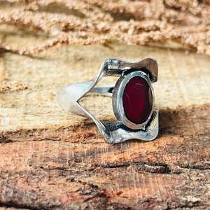 Bague Statement en Pierre Rouge pour Femme, Style Gothique Floral, en Laiton, Finition Argent Oxydé, Design Vintage Audacieux, Vente en Gros - Product Image 3