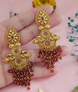 Pendientes colgantes de moissanita chapados en oro de calidad premium elegantes para mujer, colección para fiestas y eventos nocturnos. - Product Image 2