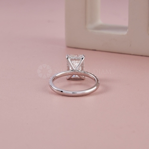 Anillo de Diamante Cultivado en Laboratorio con Corte Baguette, Diseño Moderno, Oro Blanco con Incrustaciones, Certificado IGI con Claridad VVS para Mujer, en Venta - Product Image 4