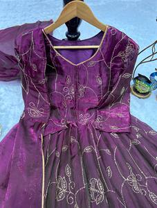 Traje Anarkali de Seda Bordado Morado, Largo hasta el Suelo, Tradicional Indio-Pakistaní para Bodas, Corte Regular, Elástico, para Mujer - Product Image 5