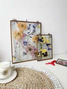 Cadre flottant moderne en verre avec bordure en laiton - Cadre décoratif double face pour fleurs pressées, à suspendre, pour mariage ou décoration intérieure - Product Image 1