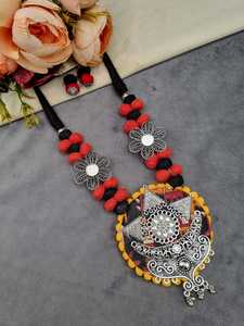 Ensemble collier et boucles d'oreilles assorties en argent oxydé, motif floral, fait main, style ethnique tribal, bijoux élégants - Product Image 2