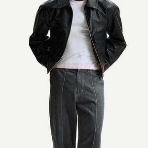 Chaqueta de cuero para hombre de alta calidad en color negro con bolsillos, moderna, elegante y cómoda a un precio razonable. - Product Image 4