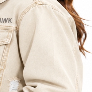 แจ็คเก็ตยีนส์ผู้หญิงสำหรับฤดูหนาว ระบายอากาศได้ดี พร้อมลายพิมพ์ Hawk Bawk ที่ปกเสื้อ กระดุมแถวเดียว มีโลโก้ด้านหน้า สไตล์สปริง ผลิตตามสั่ง - Product Image 6