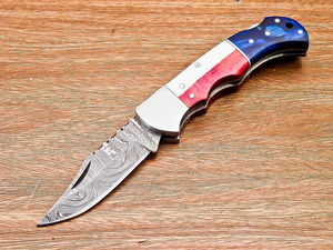 Couteau de poche pliant artisanal en acier Damas avec verrouillage arrière, manche en os rouge, blanc et bleu, étui en cuir et poussoir en acier - Product Image 4
