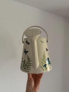 Aspersor de agua blanco con estampado de mariposas y plantas, ideal para plantas de jardín al aire libre y decoración del hogar inspirada en la naturaleza, de la India. - Product Image 3