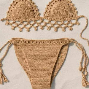 Conjunto de Bikini Tejido a Crochet – Traje de Baño Boho con Flecos en Tono Dorado - Product Image 1