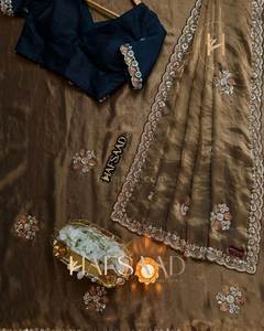 Sari de Seda Lujoso con Adornos Originales Glamurosos Hechos a Mano y Blusa con Cuentas a Juego, Prenda Étnica de Moda - Product Image 5