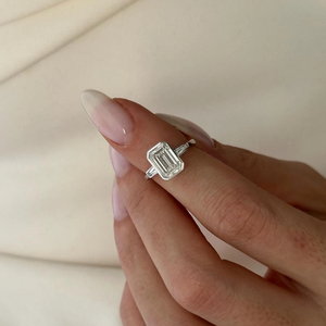 Anillo de compromiso con bisel de diamantes de laboratorio esmeralda y baguette IGI D-E-F VVS-VS en oro, oro blanco, oro rosa y plata, stock al por mayor B2B - Product Image 5