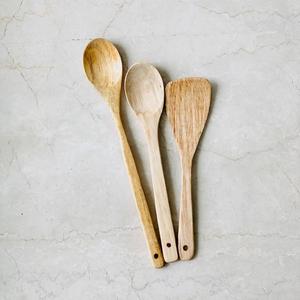 Cuillère de service en bois écologique faite à la main, ustensile à salade naturel ajouré pour la cuisine - Product Image 3