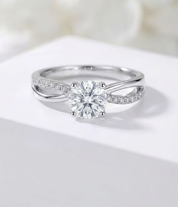 Anillo de Compromiso de Lujo con Diamante Cultivado en Laboratorio de 1.0ct, Corte Brillante, Banda Trenzada Cruzada, Oro de 14K, Certificado para Novias - Product Image 2