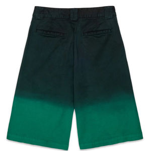 Pantalones cortos con efecto degradado para niños con diseño de logotipo personalizado, bolsillos laterales y traseros, hechos de material de algodón elástico para mayor comodidad. - Product Image 6