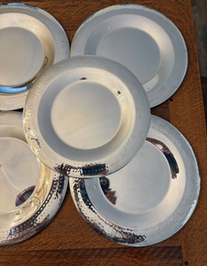 Juego de Platos Base Metálicos Plateados con Borde Martillado, Platos Base de Acero Inoxidable Plateado con Borde Martillado, Platos de Servicio Plateados Pulidos - Product Image 6