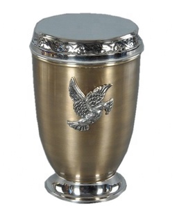 Urna europea de latón para cenizas humanos - Product Image 1