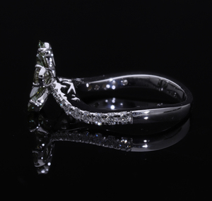 Bague de fiançailles en or 14 carats avec diamant CVD de laboratoire couleur F, pureté VVS VS, taille poire, motif floral, plaqué rhodium - Product Image 2