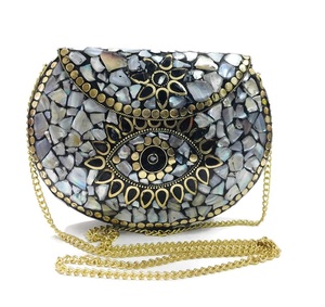 Pochette en mosaïque de nacre avec chaîne dorée, motif mandala demi-lune, sac à main fait main, design moderne et unique - Product Image 1