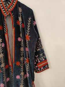 Chaqueta Larga de Terciopelo Bordada con Motivos de Ojo Turco, Corazón y Amor, Estilo Boho, Hecha a Mano, Arte Folclórico, Prenda Distintiva - Product Image 4