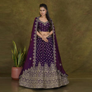 Lehenga Choli con Textura Mose y Bordado Floral Intrincado con Detalle de Dobladillo Festoneado, Conjunto Étnico para Celebraciones Nupciales - Product Image 4