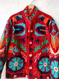 Chaqueta de Cuero Bordada Roja Intensa para Mujer, Abrigo Reversible de Otoño con Bordado Floral Suzani, Chaqueta Bomber Acolchada con Estampado en Relieve de Algodón - Product Image 3
