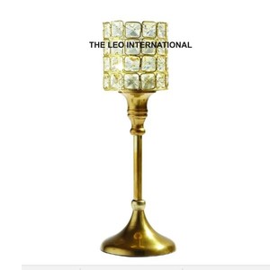 Décoration de table pour fêtes et mariages, porte-bougie en métal argenté et cristaux perlés, design floral - Product Image 3