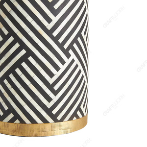 Table d'appoint moderne de luxe en bois massif, écologique et durable, avec incrustation géométrique noir et blanc, motif tressé artisanal et base dorée - Product Image 3