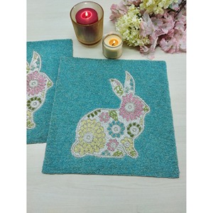Salvamanteles Floral con Cuentas de Conejo, Hecho a Mano con Cuentas de Vidrio, Decoración de Mesa para Primavera y Pascua, Diseño de Conejo Azul - Product Image 1