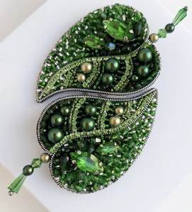 Elegante Broche Bordado con Cuentas Inspirado en la Naturaleza, con Cuentas Cosidas a Mano, Broche Bordado Floral Premium con Cuentas para Mujer - Product Image 1