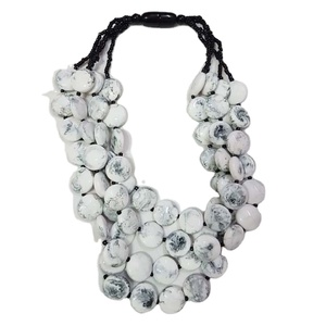 Collar de cuentas gris naranja de 3 líneas hecho a mano con virutas de resina, Cuentas planas de resina para fiesta, regalo, estilo budista inspirado - Product Image 4