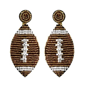 Boucles d'oreilles de football artisanales perlées, bijoux de déclaration sportifs, accessoires traditionnels marron pour le jour du match, équipe marron et or - Product Image 1
